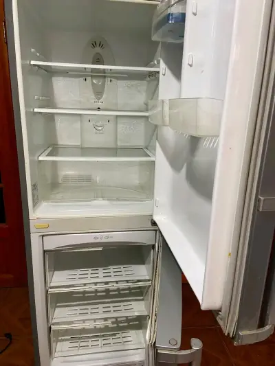 Refrigerador LG No Frost Plateado en Buen Estado - miniatura 2