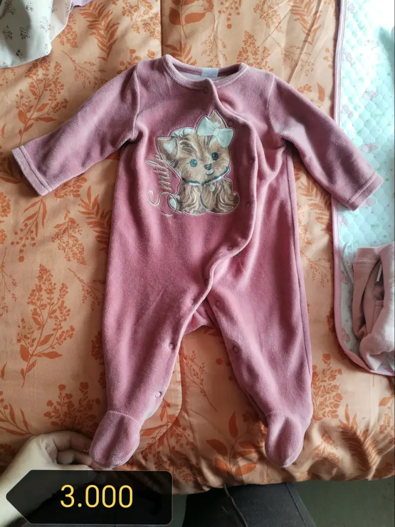 Enterito de bebé rosado con diseño de gatito