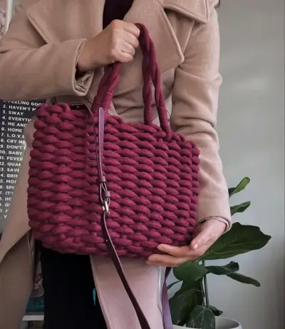 Bolso tejido burdeos con asa larga - miniatura 1