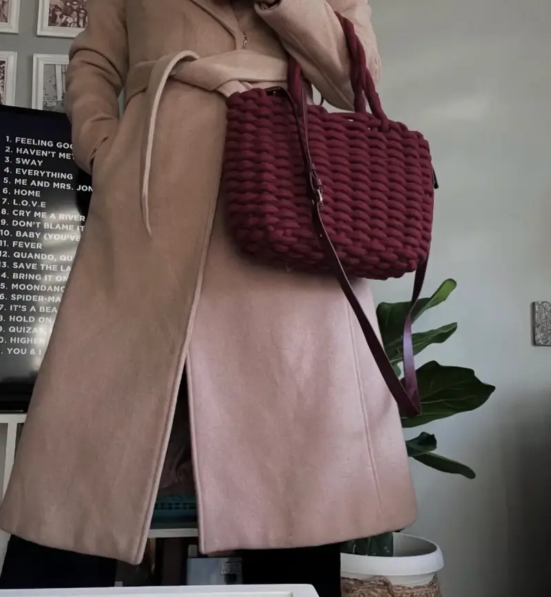 Bolso tejido burdeos con asa larga - 3