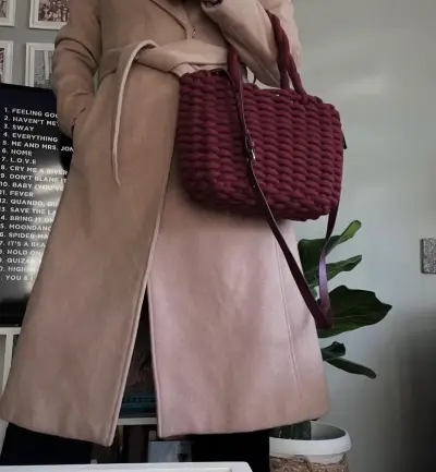 Bolso tejido burdeos con asa larga - miniatura 3