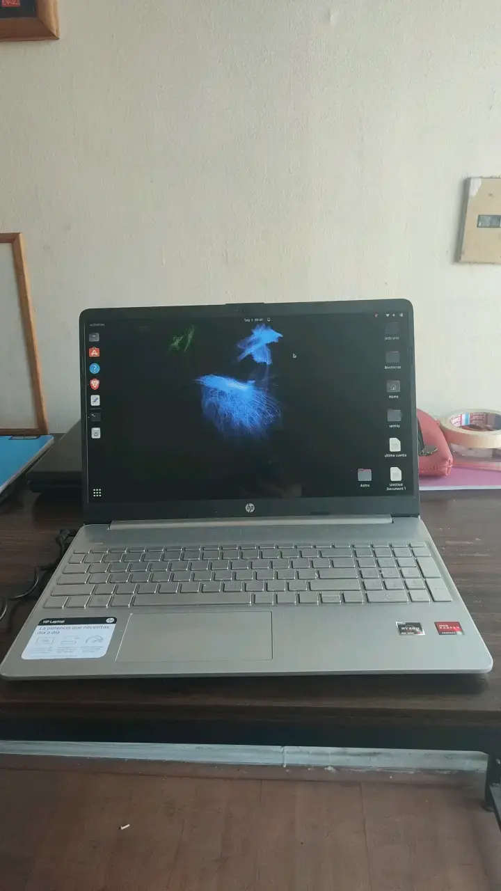 Laptop HP con procesador AMD Ryzen y Radeon - 1