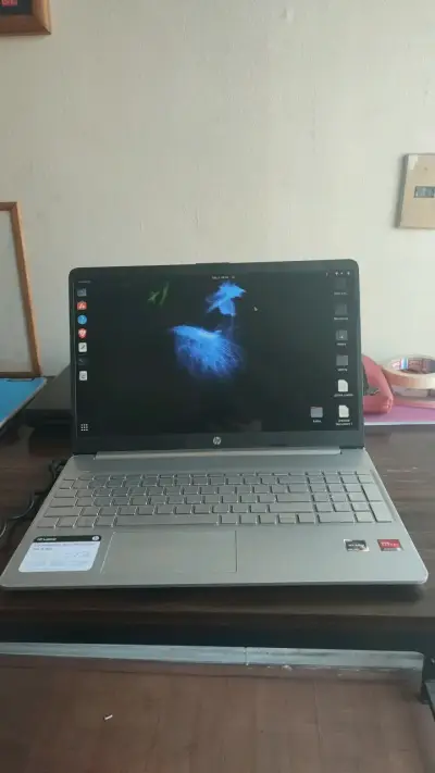 Laptop HP con procesador AMD Ryzen y Radeon - miniatura 1