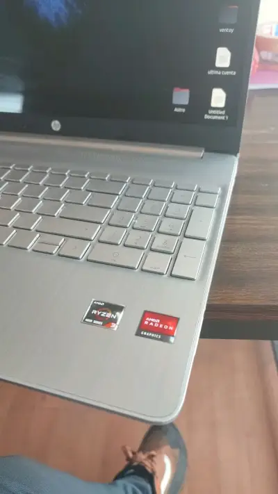 Laptop HP con procesador AMD Ryzen y Radeon - miniatura 2