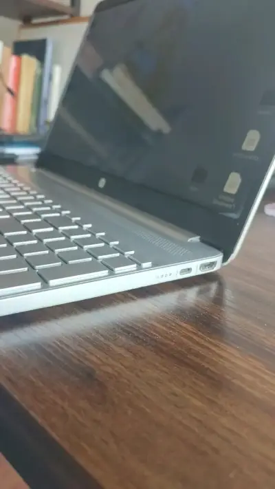 Laptop HP con procesador AMD Ryzen y Radeon - miniatura 3