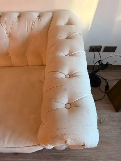 Sofá Chesterfield Beige en buen estado - miniatura 3