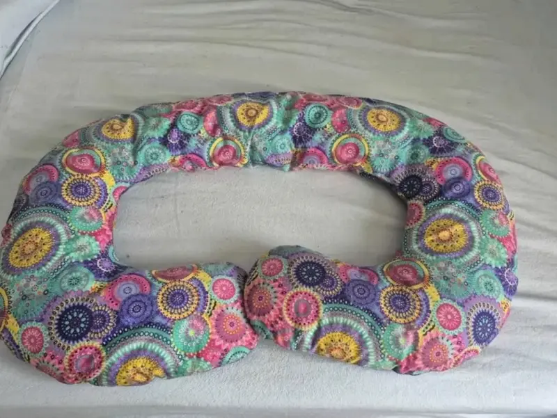 Cojín maternal multicolor con diseño mandala