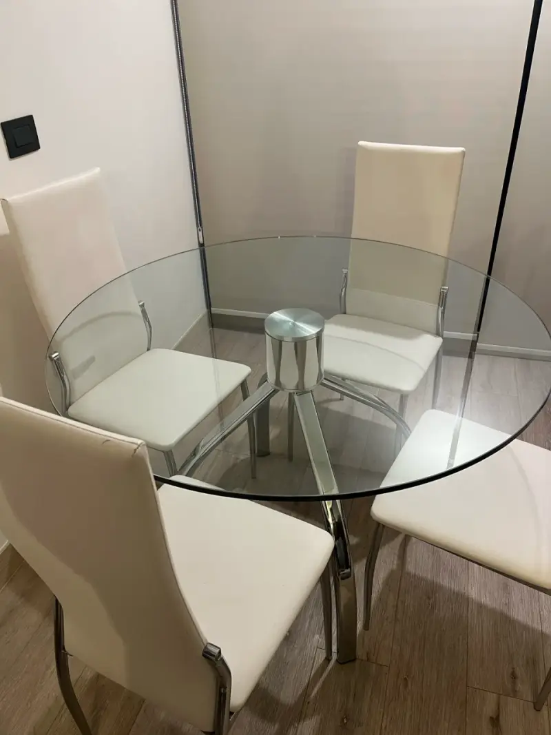 Mesa de comedor redonda con 4 sillas blancas - 5