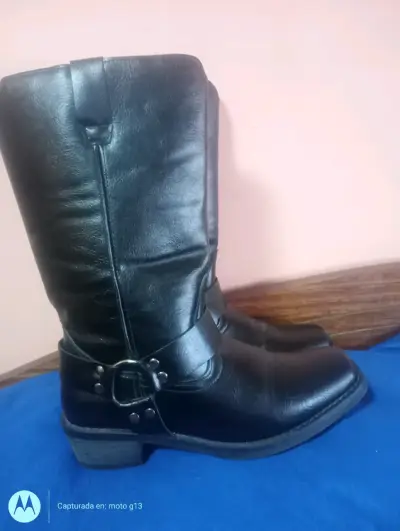Botas negras de cuero estilo motociclista - miniatura 1