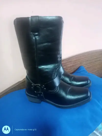 Botas negras de cuero estilo motociclista - miniatura 2