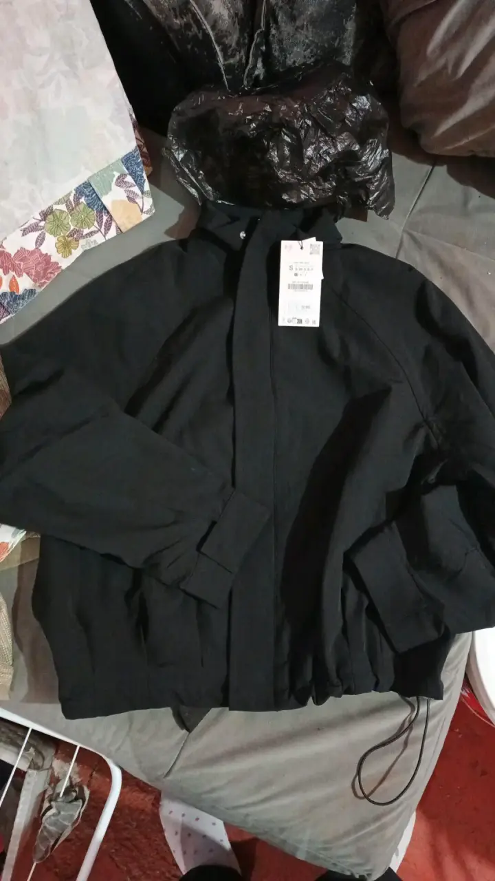 Polerón negro con etiqueta nueva - 1