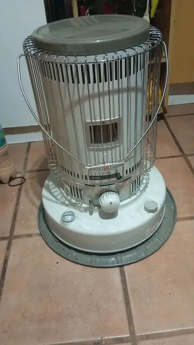 Estufa a parafina Toyotomi Omni 230 en buen estado - miniatura 1