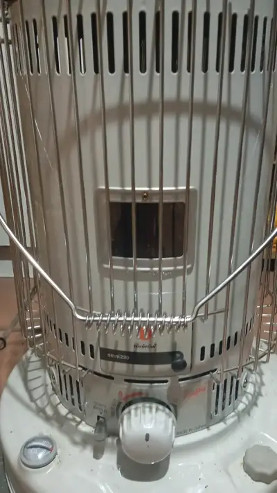 Estufa a parafina Toyotomi Omni 230 en buen estado - miniatura 3
