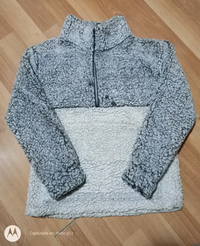 Polerón de lana sintética gris y blanco