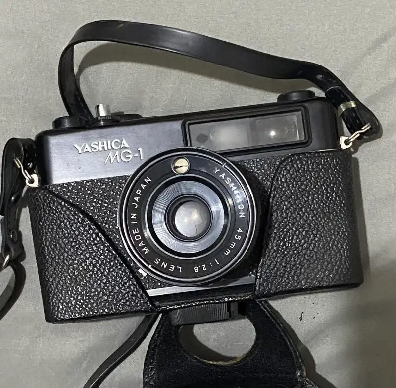 Cámara analógica Yashica MG-1 con funda original - 1