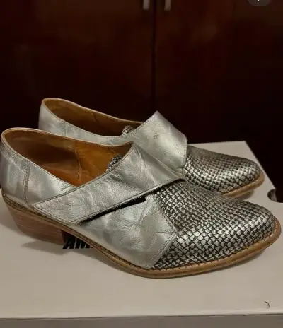 Zapatos de cuero plateados con diseño texturizado - miniatura 1