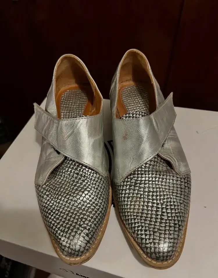 Zapatos de cuero plateados con diseño texturizado - 2