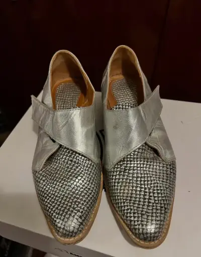 Zapatos de cuero plateados con diseño texturizado - miniatura 2