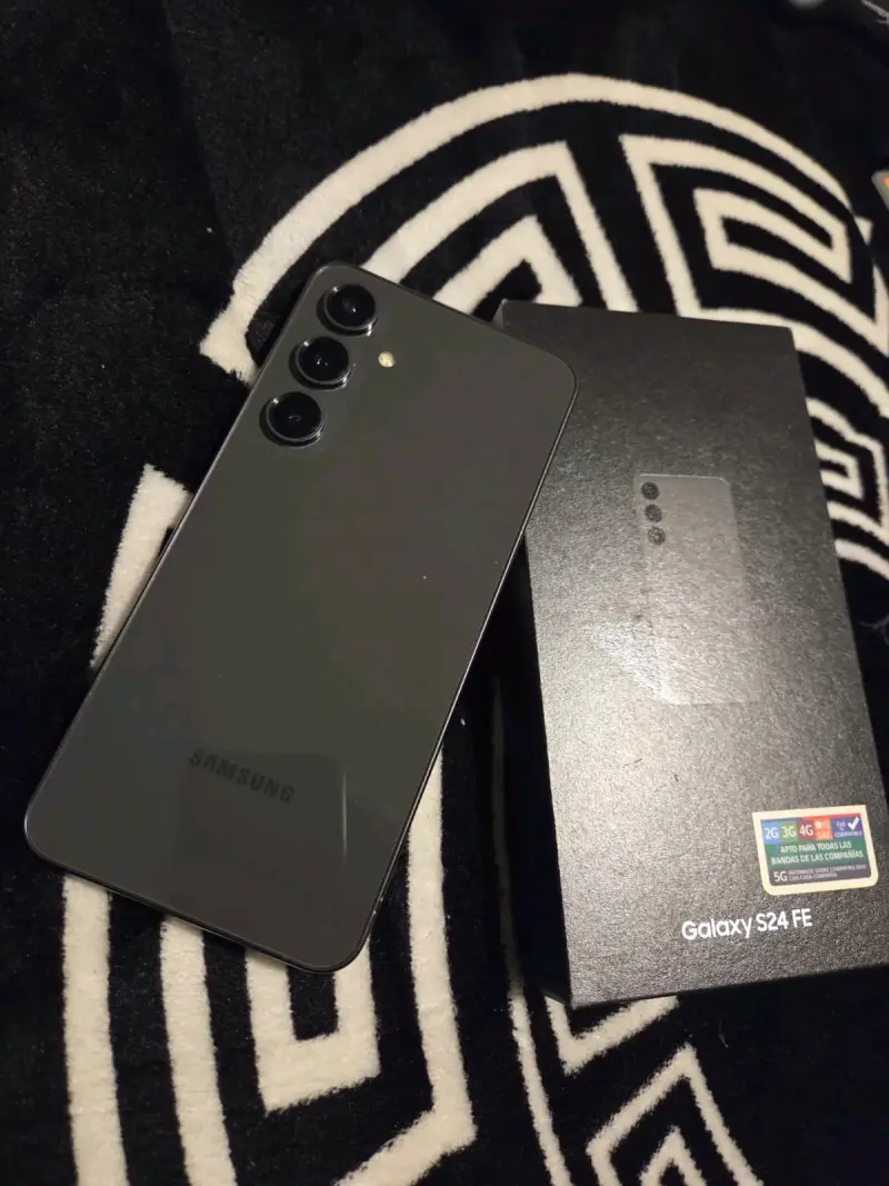 Samsung Galaxy S24 FE con caja original - 2