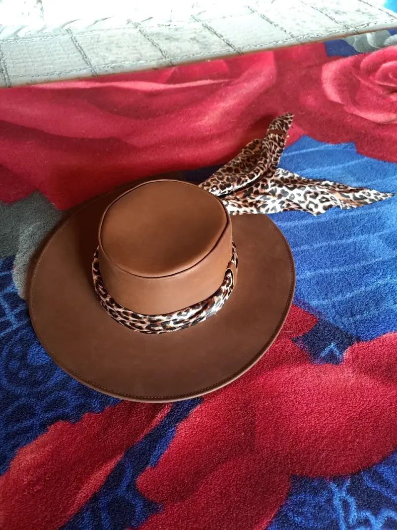 Sombrero de vaquero. Cuero real. Con pañuelo. - 2