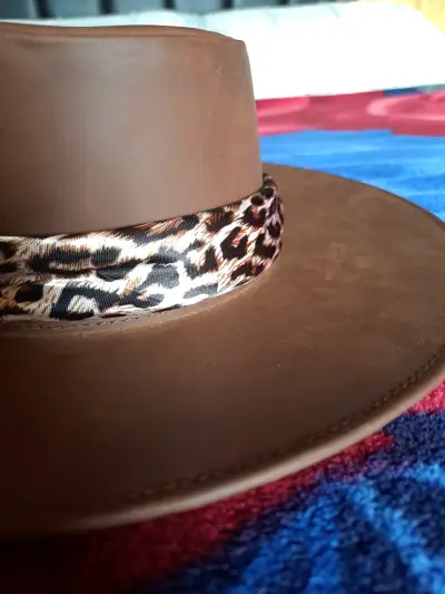 Sombrero de vaquero. Cuero real. Con pañuelo. - miniatura 5