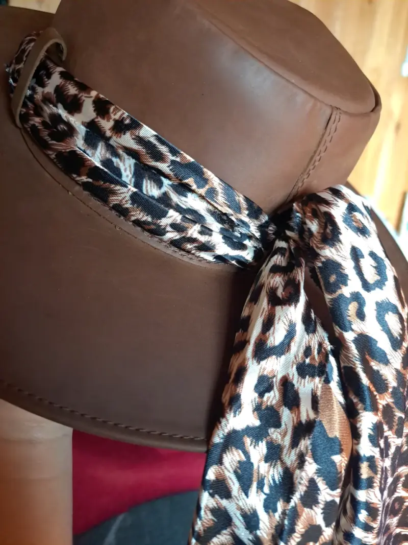 Sombrero de vaquero. Cuero real. Con pañuelo. - 6