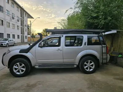 Camioneta SUV Nissan Pathfinder 4x4 Plata - miniatura 1