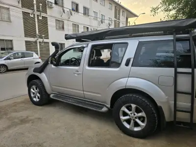 Camioneta SUV Nissan Pathfinder 4x4 Plata - miniatura 3