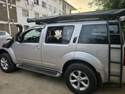 Camioneta SUV Nissan Pathfinder 4x4 Plata - miniatura 4