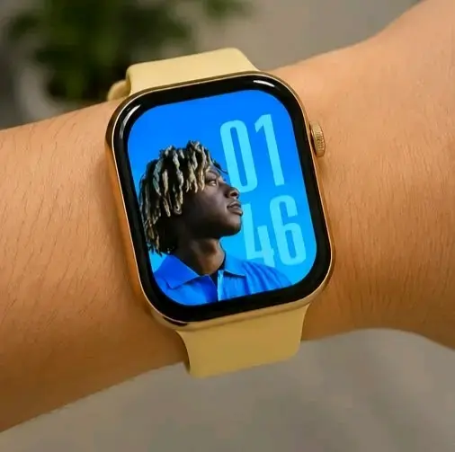 Smartwatch con pantalla táctil y correa beige - 1
