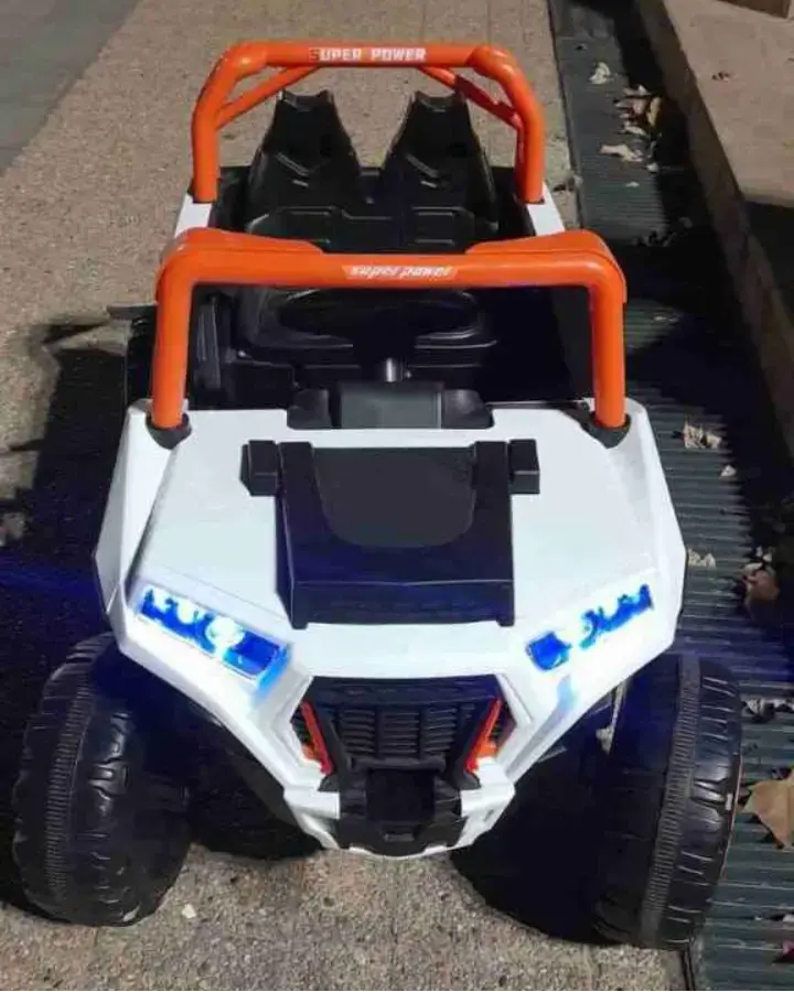 Auto eléctrico para niños con luces LED - 2