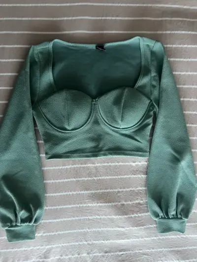 Top corto verde con mangas largas - miniatura 1