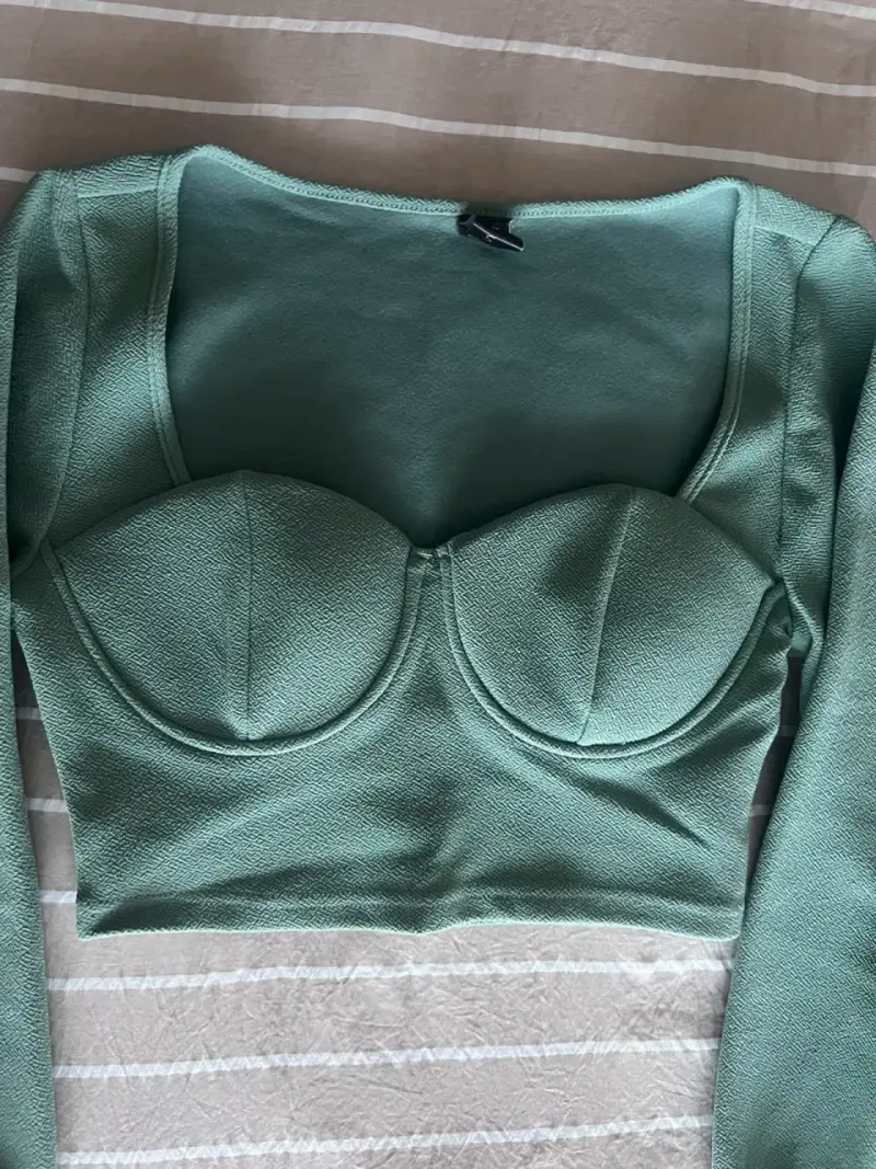 Top corto verde con mangas largas - 2