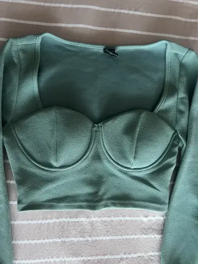 Top corto verde con mangas largas - miniatura 2