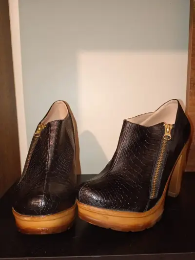 Botines de cuero negro con tacón alto de madera - miniatura 1