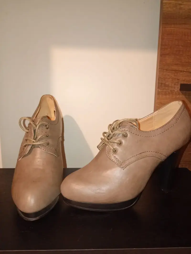 Zapatos de tacón beige para mujer - 1