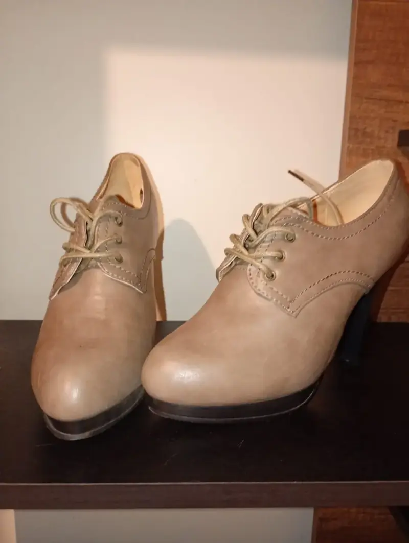 Zapatos de tacón beige para mujer - 2