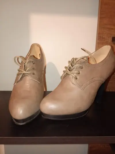 Zapatos de tacón beige para mujer - miniatura 2