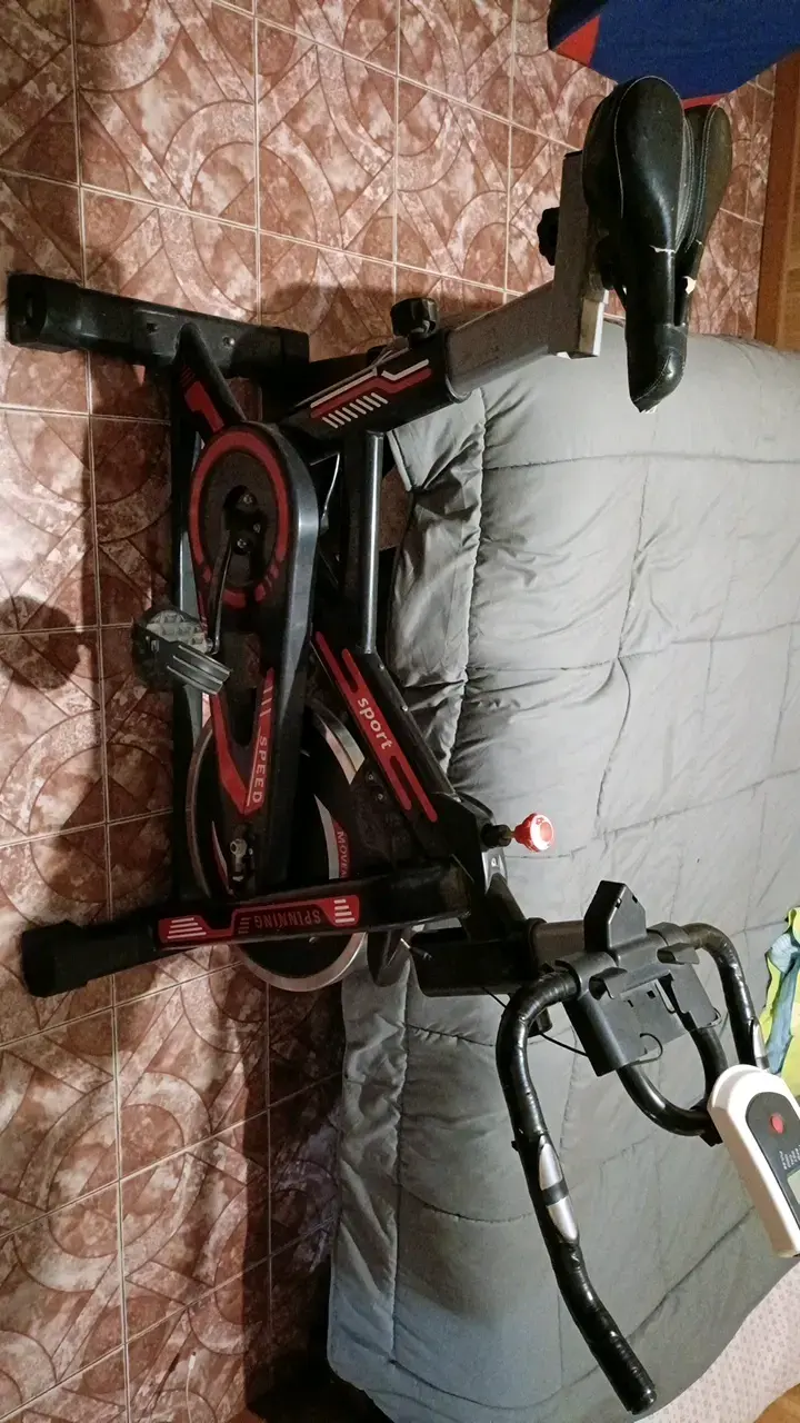 Bicicleta estática de spinning negra y roja - 1