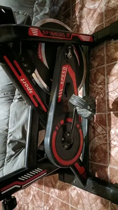 Bicicleta estática de spinning negra y roja - miniatura 3