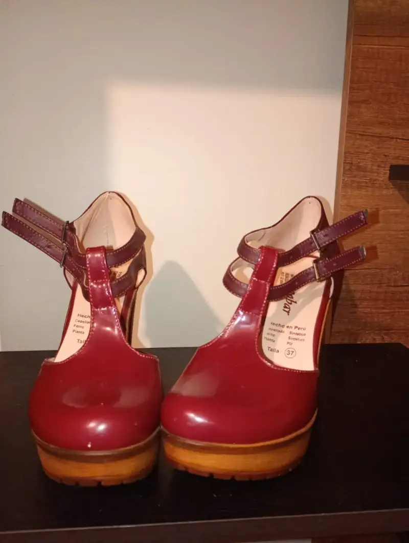 Zapatos de tacón burdeos con plataforma de madera - 1