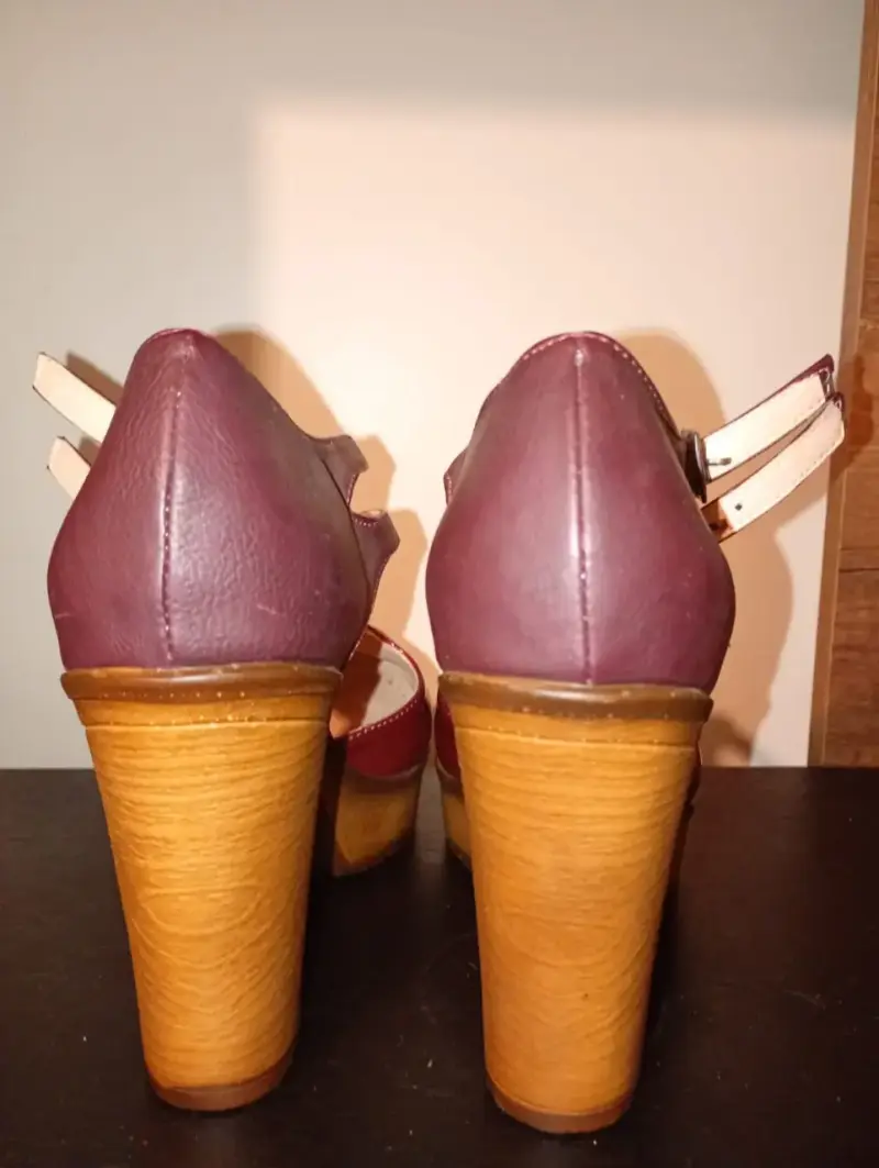 Zapatos de tacón burdeos con plataforma de madera - 2