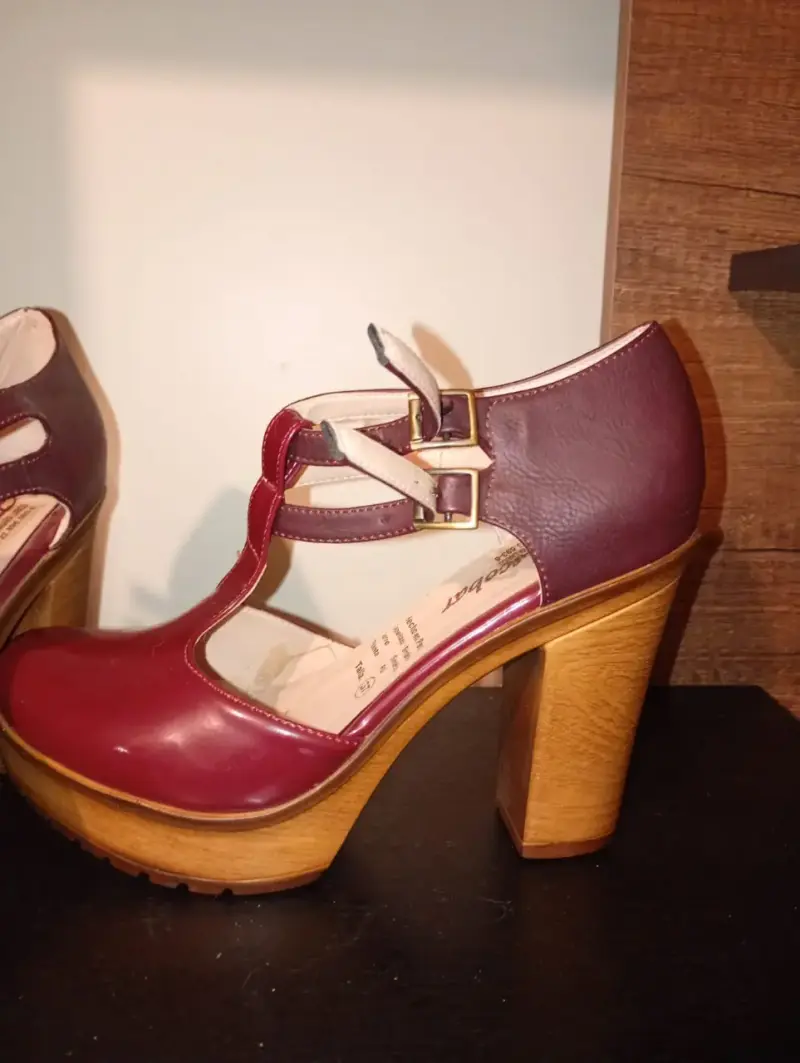 Zapatos de tacón burdeos con plataforma de madera - 3