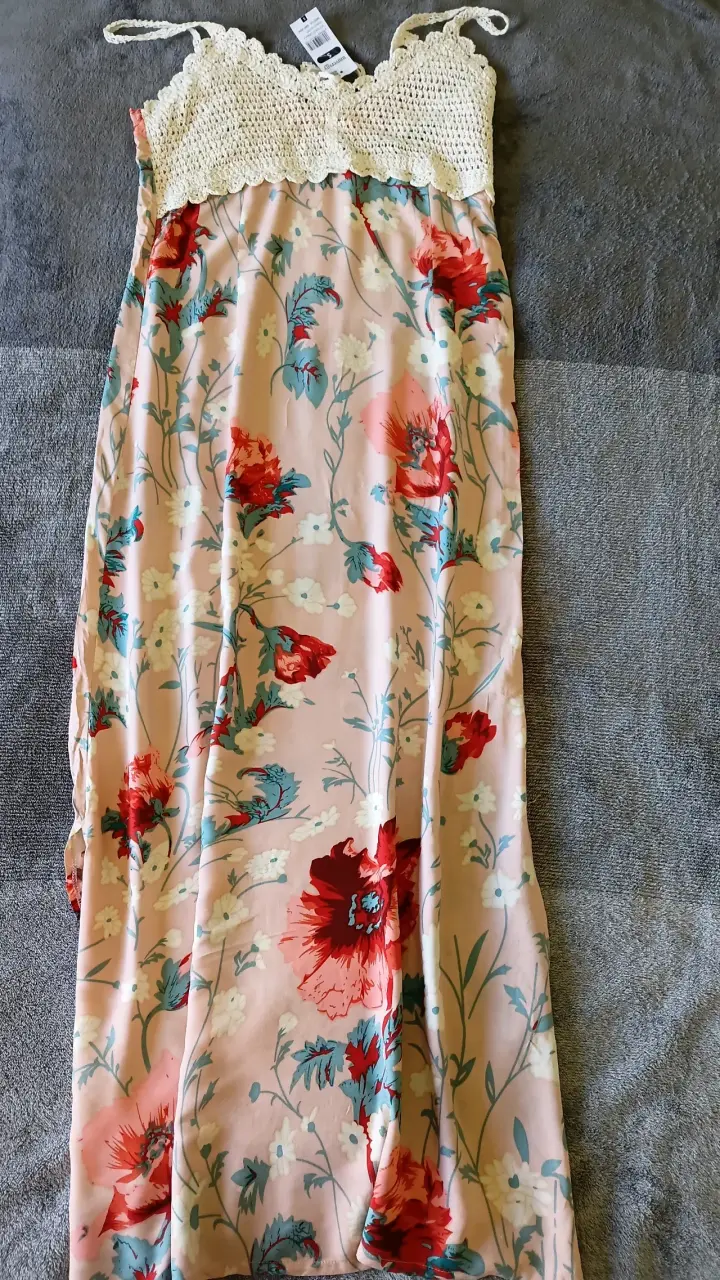 Vestido largo floral con encaje beige
