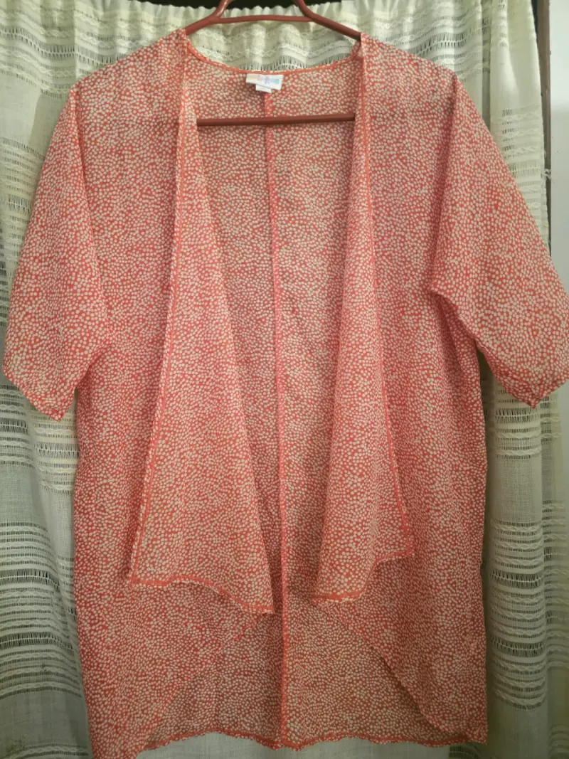 Kimono rojo con estampado de puntos