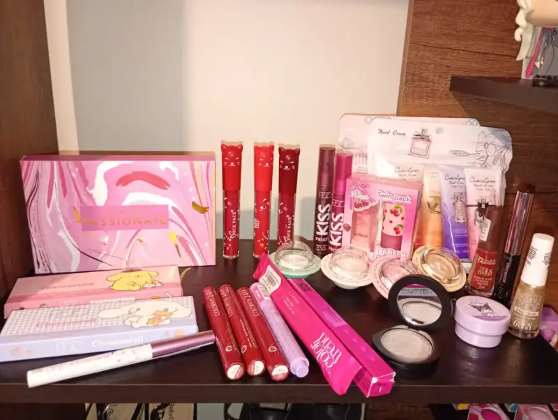 Set de maquillaje variado con paletas y labiales - 1