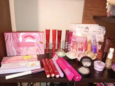 Set de maquillaje variado con paletas y labiales - miniatura 1