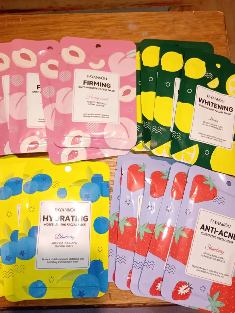 Set de maquillaje variado con paletas y labiales - 2