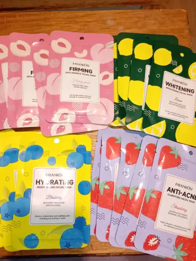 Set de maquillaje variado con paletas y labiales - miniatura 2