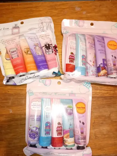 Set de maquillaje variado con paletas y labiales - miniatura 4
